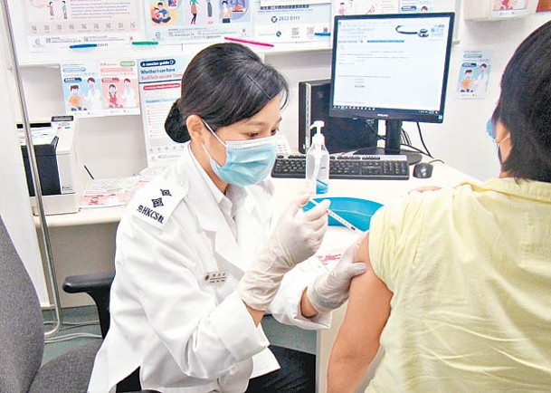 陳燕婷為在囚人士接種疫苗。