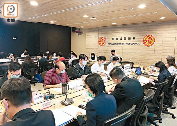 九龍城區議會率先恢復開會。