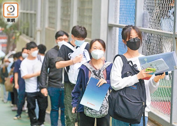 進入試場時，考生需出示准考證及健康申報表作檢查。（黃仲民攝）