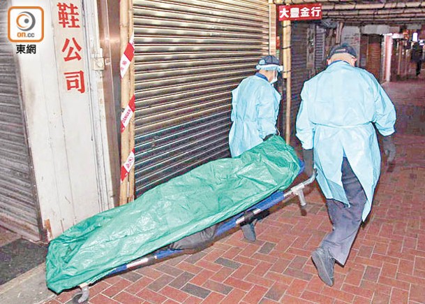 仵工舁走女嬰遺體。（楊日權攝）