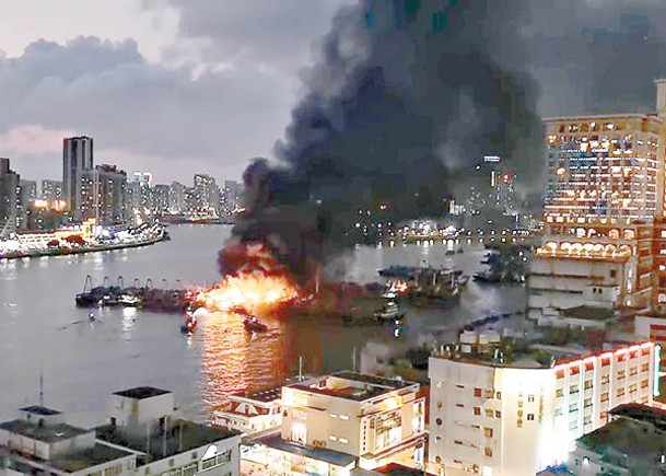 澳門消息：內港火燒連環船  部分燒剩支架