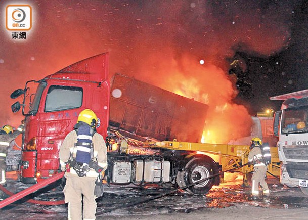 葵青貨櫃碼頭  14車遭燒毀