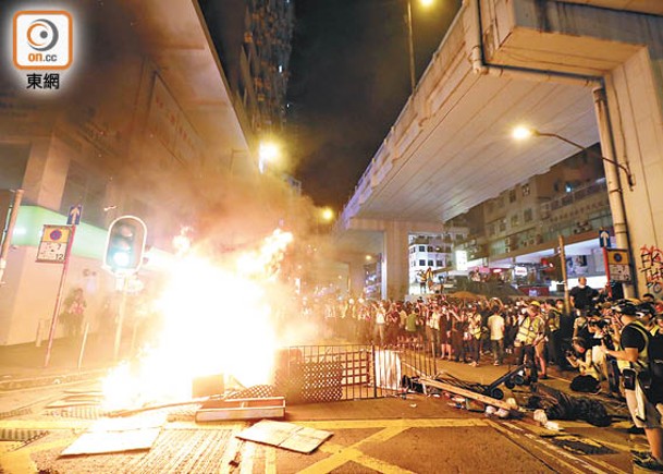 案發當晚，逾百名示威者在旺角警署對開縱火。