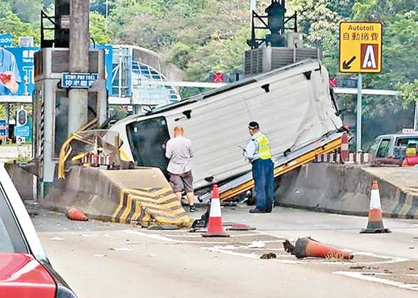 客貨車橫亘在收費亭對出。  香港仔隧道