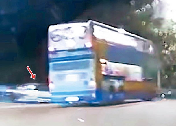 巴士遭攔腰撞中。