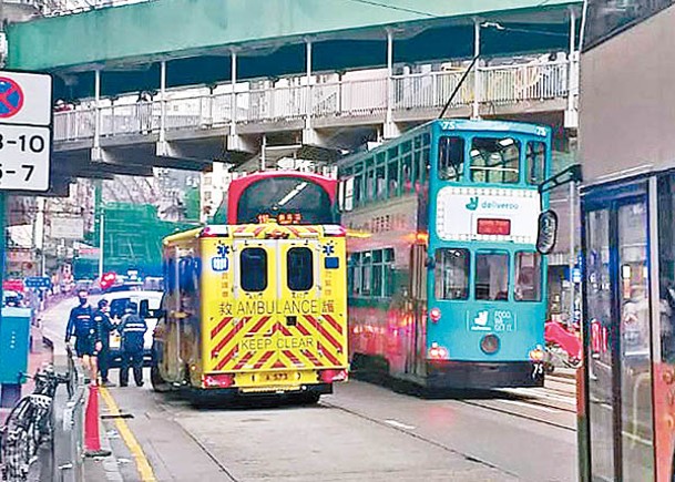 電車與巴士在炮台山站對開相撞。