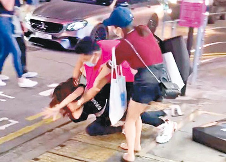 女友被打致倒地，雙方仍拳來腳往。