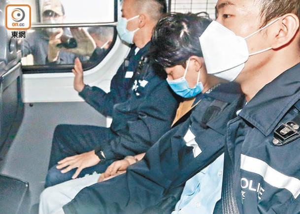 涉嫌殺死女友的首被告吳家聲（中），由警車押送到庭提訊。