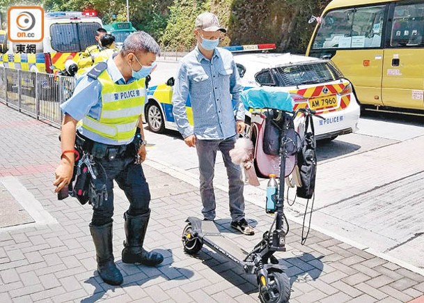 駕駛電動滑板車男子（右）被捕。（吳鎮興攝）