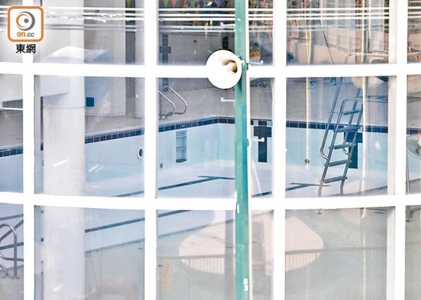 九龍公園游泳池的室內泳池仍不見注水工作。（黃仲民攝）