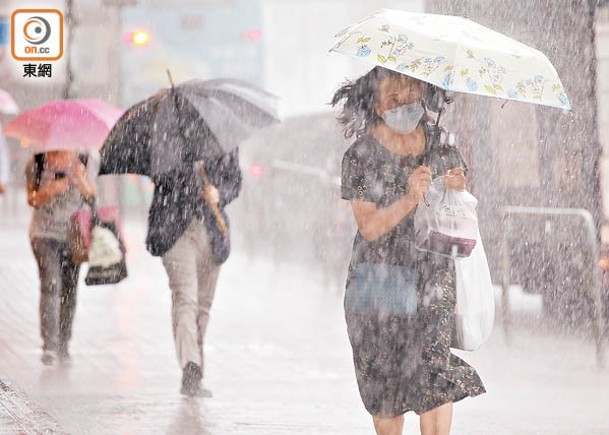 下周天氣一連多日有驟雨，市民出街謹記帶備雨具。