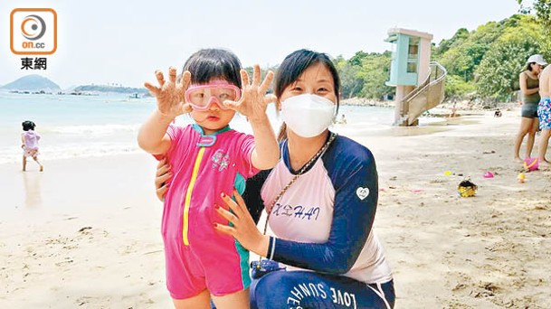 范太指女兒已接種疫苗，所以讓她不戴口罩。