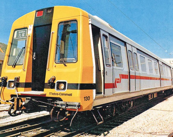 都城嘉慕列車，俗稱「黃頭」，是東鐵綫電氣化後的首款列車，是東鐵綫進入電氣化時代的標誌，大大增加班次及載客量。車廂設計以橙色座位為主。「黃頭」火車於1999年10月31日退役。