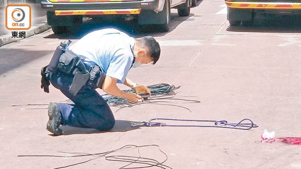 現場遺下斷裂的安全繩。（陳偉宏攝）