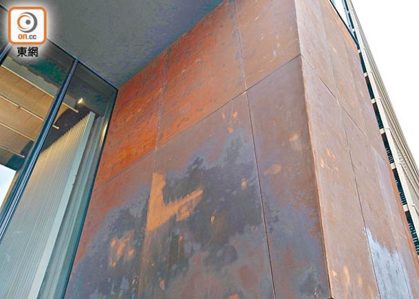 外牆加入耐候鋼，並會隨環境展現深淺色變化，象徵中華文化的歲月洗禮。