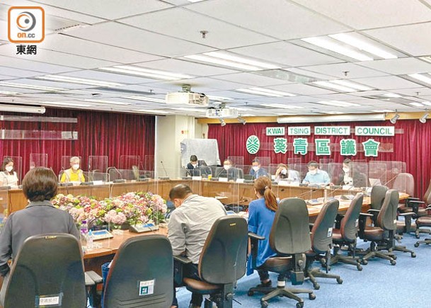 葵青區議會討論發泡膠箱堆積問題。（鄧欣婷攝）