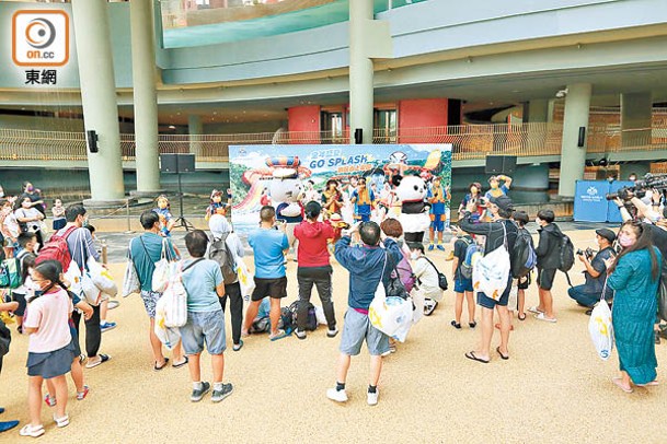 已閉館4個月的海洋公園水上樂園昨日重開。（黃偉邦攝）