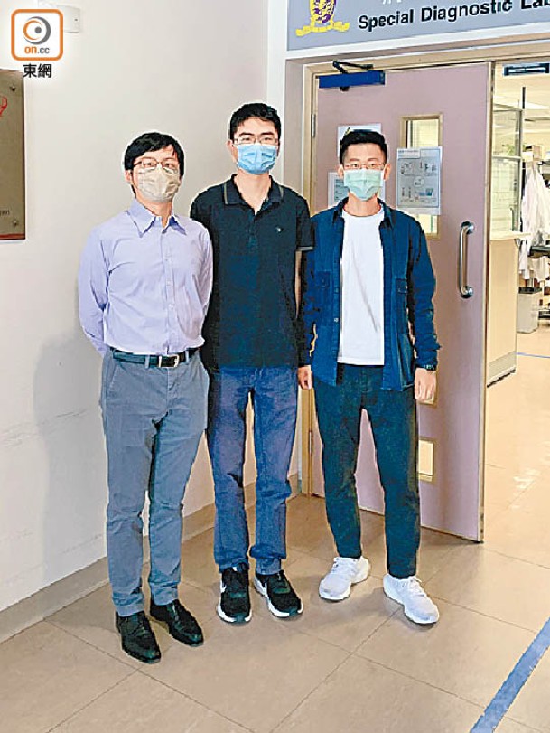 醫科生（左、中）參加病理解剖及細胞學系的暑期學習計劃。
