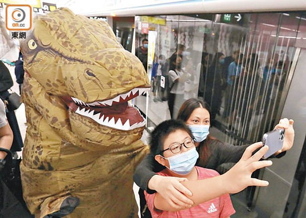 有市民以恐龍裝扮到場，吸引小朋友合照。