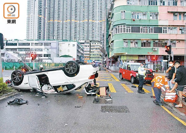 涉事私家車四輪朝天。（楊日權攝）