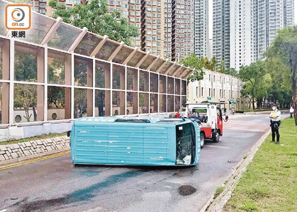 貨Van跣胎翻側  橫亘兩行車線