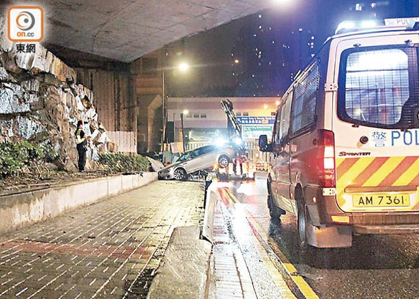 私家車剷上斜台石壆。（楊日權攝）