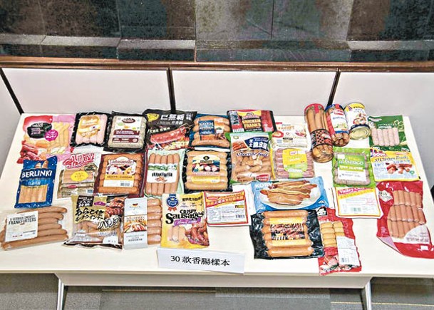 市民選購香腸時查看營養標籤，亦可能「中伏」。（李志湧攝）