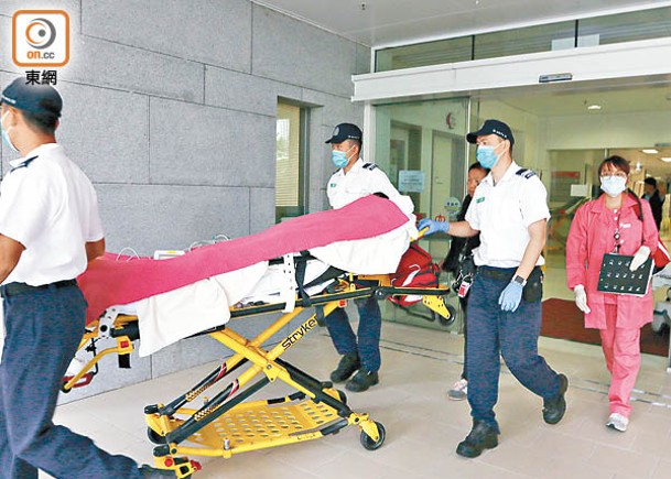 本案被告郭蓮彩獲救後由擔架送院救治。
