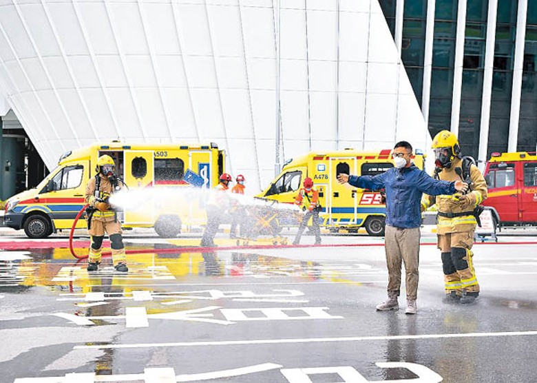 消防人員模擬替受污染人士進行緊急洗消。