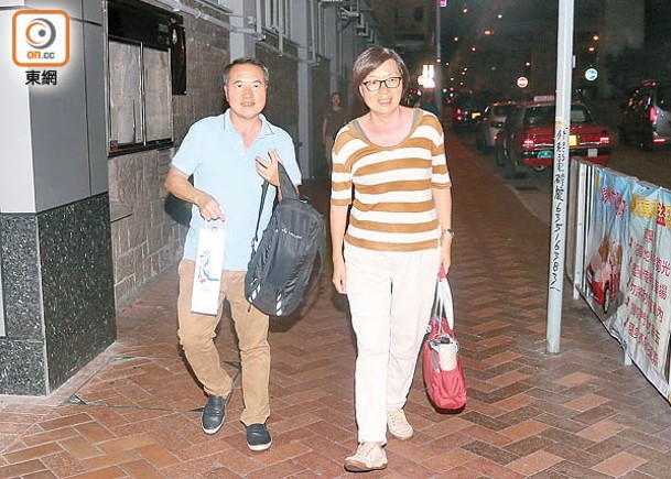 已離港的李永達（左）同太太陳樹英（右）退出民主黨。