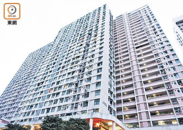 觀塘翠屏北邨日前有大廈被圍封強檢。