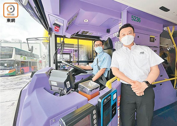 馮天裕（左）、周雁東（右）由巴士車長調至不同崗位工作。（謝進亨攝）