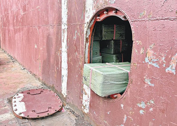 走私貨物被收藏在壓水艙內。