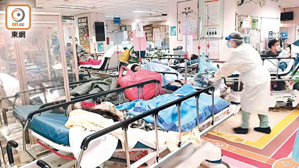 公營醫院嘅醫護人手嚴重短缺。