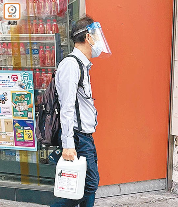 在深水埗街頭，有男士戴兩個口罩再加防護面罩。