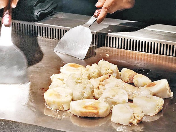 劉國勳嘗試鐵板鹹肉糉。