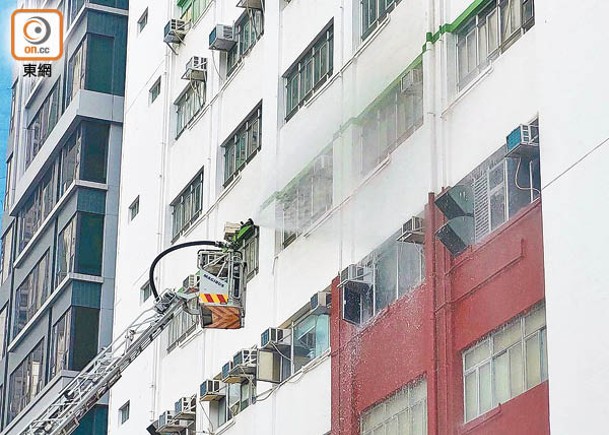 荃灣：消防升起雲梯灌救。（張開裕攝）