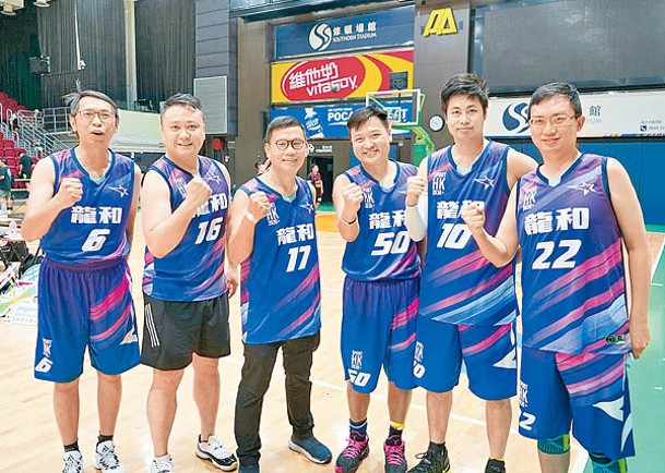 左起：陸頌雄、李世榮、陳恒鑌、鄭泳舜、何俊賢、李鎮強參加籃球賽。
