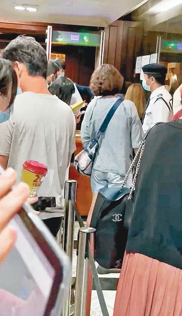 昨日有大批市民在南韓駐香港總領事館輪候申請簽證。