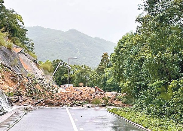 西貢：大量泥沙覆蓋路面。