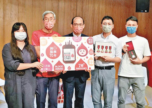 多名恒常捐血者獲香港紅十字會嘉許。圖左起為白直欣、關錫堯、李卓廣、李兆楠及李柏軒。（黎忞攝）