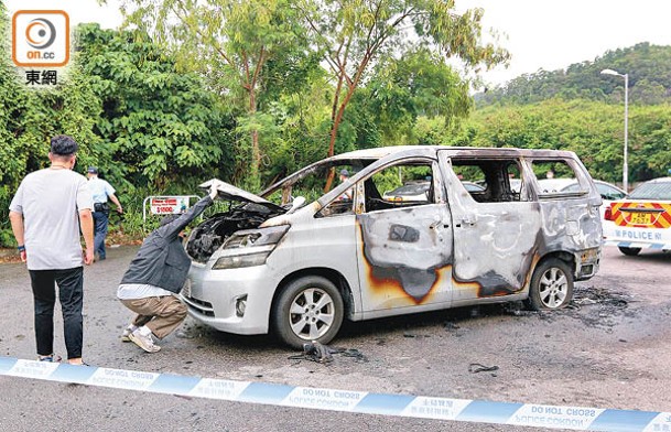 元朗：涉案七人車被縱火焚毀。（陳偉宏攝）