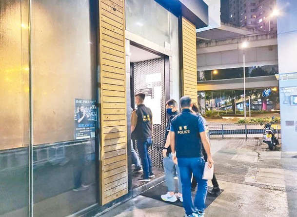 葵青：葵青區反罪惡行動中，警員巡查一間樓上酒吧。