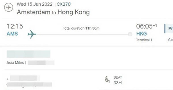 港人在國泰航空預訂由倫敦經阿姆斯特丹返港的中轉航班。