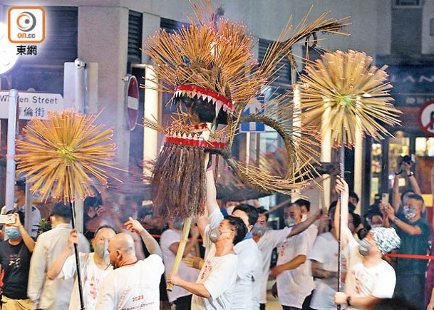 火龍隊舞着火龍到大坑火龍文化館。（黃仲民攝）