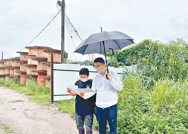 劉國勳（右）同傻媽（左）睇吓北區土地，啱唔啱用嚟收容「浪浪」。