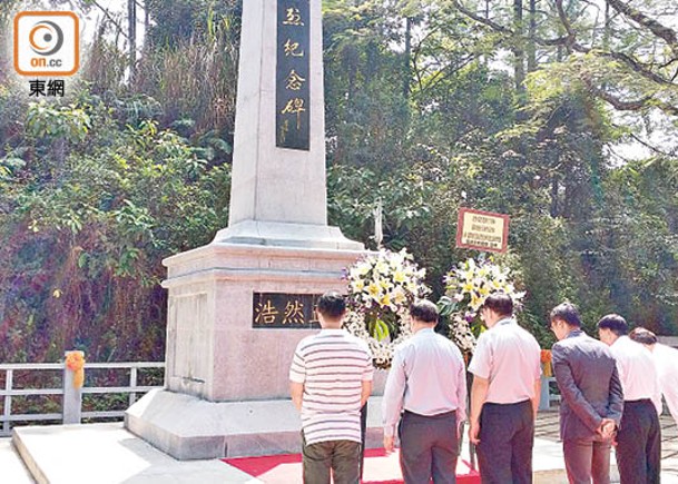 烏蛟騰村內有抗日紀念碑，早前覺群學校曾被指會設立「抗戰紀念館」。