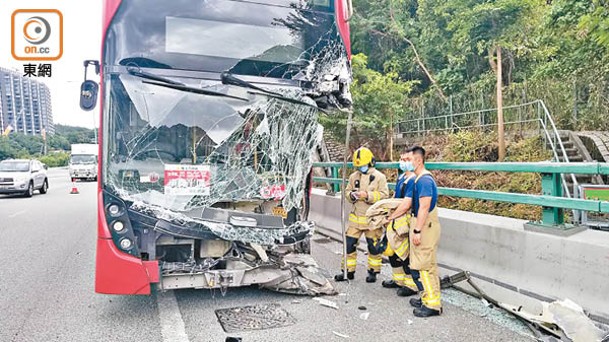 屯門公路：巴士車頭嚴重毀爛。（張駿勤攝）