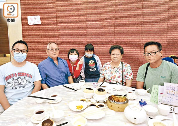 郭老先生（左二）與兒子、孫女共16人飲茶，陣容鼎盛。