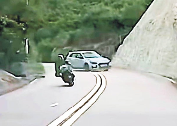 私家車返回原線避免與電單車相撞。